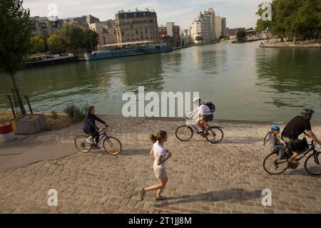 Vélo le long du Canal d'Ourcq, à Paris près de la Cité de la Villette..16 septembre 2012..Photographie d'Owen Franken pour le NY Times Banque D'Images