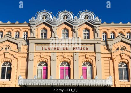 Partie supérieure au-dessus de l'entrée principale. Signe de texte et trois sculptures sur le dessus des fenêtres. Élément architectural dans la façade ou le mur extérieur du théat Banque D'Images