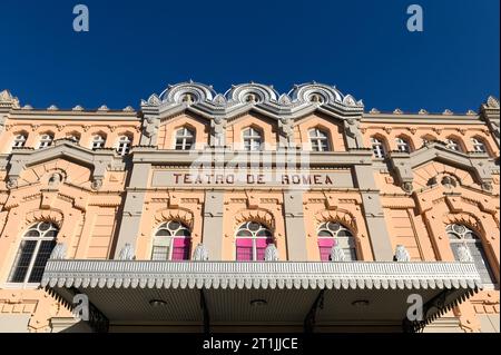 Angle bas et vue symétrique. Élément architectural dans la façade ou le mur extérieur du Théâtre Romea. Banque D'Images