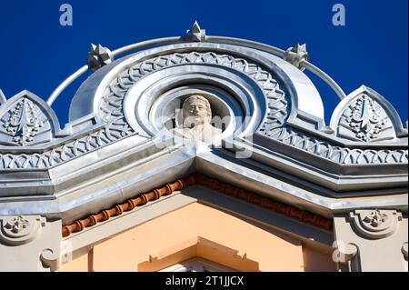 Arche entourant une sculpture ou une statue. Élément architectural dans la façade ou le mur extérieur du Théâtre Romea. Banque D'Images