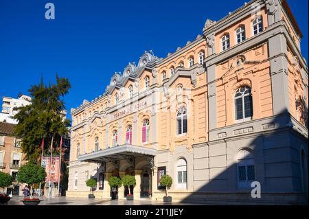 Vue complète ou pleine longueur du bâtiment historique. Élément architectural dans la façade ou le mur extérieur du Théâtre Romea. Banque D'Images