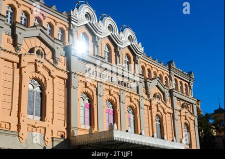 Réflexion de la lumière du soleil sur une fenêtre. Élément architectural dans la façade ou le mur extérieur du Théâtre Romea. Banque D'Images