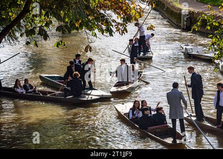 Oxford, Royaume-Uni, 14 octobre 2023. Les étudiants de l'université d'Oxford en cravate blanche et en robe prennent place à la rivière Cherwell après leur cérémonie de matriculation. Crédit : Martin Anderson/Alamy Live News Banque D'Images