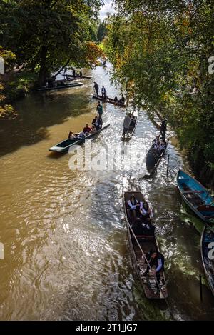 Oxford, Royaume-Uni, 14 octobre 2023. Les étudiants de l'université d'Oxford en cravate blanche et en robe prennent place à la rivière Cherwell après leur cérémonie de matriculation. Crédit : Martin Anderson/Alamy Live News Banque D'Images