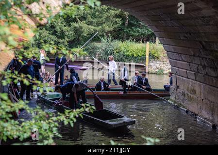 Oxford, Royaume-Uni, 14 octobre 2023. Les étudiants de l'université d'Oxford en cravate blanche et en robe prennent place à la rivière Cherwell après leur cérémonie de matriculation. Crédit : Martin Anderson/Alamy Live News Banque D'Images