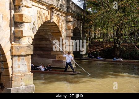 Oxford, Royaume-Uni, 14 octobre 2023. Les étudiants de l'université d'Oxford en cravate blanche et en robe prennent place à la rivière Cherwell après leur cérémonie de matriculation. Crédit : Martin Anderson/Alamy Live News Banque D'Images