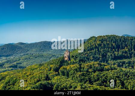 Vue magnifique depuis le château de Trifels sur les collines de la forêt du Palatinat, au-dessus de la ville sud du Palatinat Annweiler. Wasgau, Rhénanie-Palatine Banque D'Images