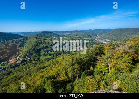 Vue magnifique depuis le château de Trifels sur les collines de la forêt du Palatinat, au-dessus de la ville sud du Palatinat Annweiler. Wasgau, Rhénanie-Palatine Banque D'Images