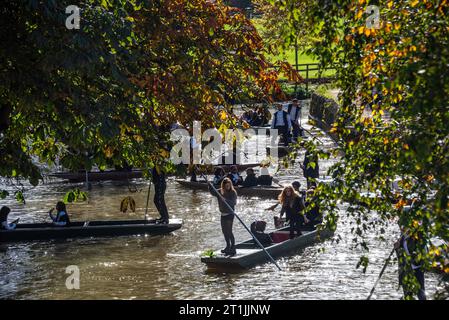 Oxford, Royaume-Uni, 14 octobre 2023. Les étudiants de l'université d'Oxford en cravate blanche et en robe prennent la rivière Cherwell après leur cérémonie de matriculation, provoquant le chaos avec leurs punts. Crédit : Martin Anderson/Alamy Live News Banque D'Images