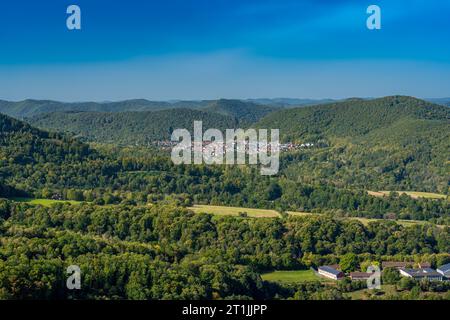 Vue magnifique depuis le château de Trifels sur les collines de la forêt du Palatinat, au-dessus de la ville sud du Palatinat Annweiler. Wasgau, Rhénanie-Palatine Banque D'Images