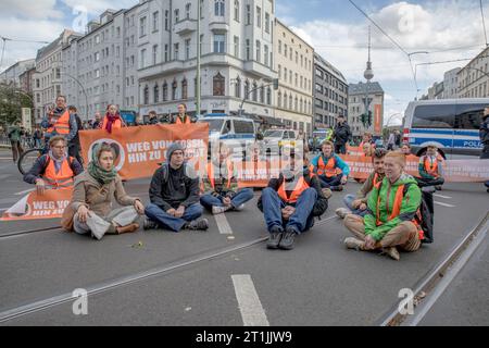 Berlin, Allemagne. 14 octobre 2023. La police berlinoise a expulsé de force des membres de la ''dernière génération, un groupe militant pour le climat, d'un carrefour majeur le 14 octobre 2023, à la suite d'une marche qui a commencé à Neptunbrunnen et s'est terminée à Rosenthaler Platz. À leur arrivée à Rosenthaler Platz, les militants se sont assis à l'intersection, ce qui a incité la police à réagir rapidement. Après avoir lancé trois avertissements rapides aux manifestants, les agents ont nettoyé la zone, en utilisant ''Schmerzgriffe'', une technique de compliance de la douleur, sur certains militants. Un individu a notamment été enlevé avec un officier saisissant son ch Banque D'Images