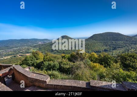 Vue magnifique depuis le château de Trifels sur les collines de la forêt du Palatinat, au-dessus de la ville sud du Palatinat Annweiler. Wasgau, Rhénanie-Palatine Banque D'Images