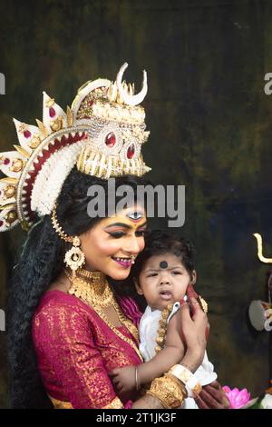 Un concept Agomoni photoshoot pour enfant. Maa Durga agomoni shoot concept.Culture indienne durga puja.. Banque D'Images