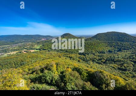 Vue magnifique depuis le château de Trifels sur les collines de la forêt du Palatinat, au-dessus de la ville sud du Palatinat Annweiler. Wasgau, Rhénanie-Palatine Banque D'Images