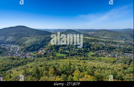Vue magnifique depuis le château de Trifels sur les collines de la forêt du Palatinat, au-dessus de la ville sud du Palatinat Annweiler. Wasgau, Rhénanie-Palatine Banque D'Images
