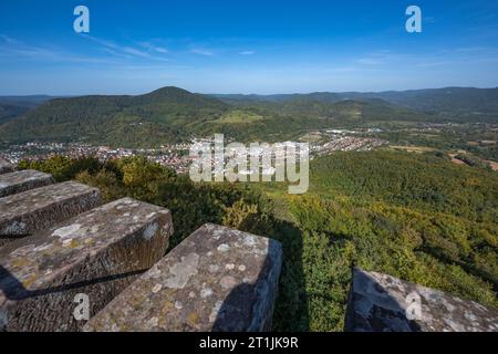 Vue magnifique depuis le château de Trifels sur les collines de la forêt du Palatinat, au-dessus de la ville sud du Palatinat Annweiler. Wasgau, Rhénanie-Palatine Banque D'Images