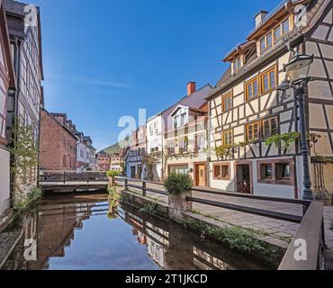 Annweiler am Trifels. Un endroit confortable avec de nombreuses maisons à colombages. Wasgau, Rhénanie-Palatinat, Allemagne, Europe Banque D'Images