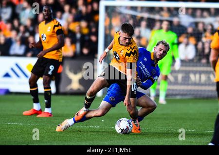 Kieran Phillips (10 Shrewsbury Town) défie Jack Lancaster (10 Cambridge United) lors du match Sky Bet League 1 entre Cambridge United et Shrewsbury Town au R Costing Abbey Stadium, Cambridge le samedi 14 octobre 2023. (Photo : Kevin Hodgson | MI News) crédit : MI News & Sport / Alamy Live News Banque D'Images