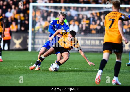 Kieran Phillips (10 Shrewsbury Town) défie Jack Lancaster (10 Cambridge United) lors du match Sky Bet League 1 entre Cambridge United et Shrewsbury Town au R Costing Abbey Stadium, Cambridge le samedi 14 octobre 2023. (Photo : Kevin Hodgson | MI News) crédit : MI News & Sport / Alamy Live News Banque D'Images