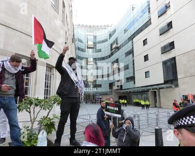 Londres, Royaume-Uni. 14 octobre 2023. Des dizaines de milliers de partisans pro-palestiniens se présentent pour une marche dans le centre de Londres. Crédit : Brian Minkoff/Alamy Live News Banque D'Images