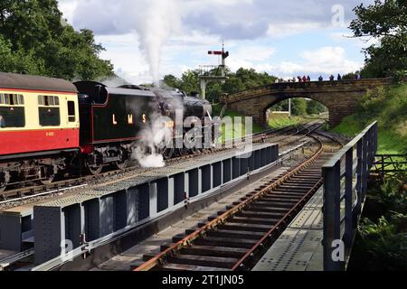 Avec des soupapes de sécurité levant LMS Class 5 No 5428 'Eric Treacy' attend de quitter la gare de Goathland sur le North Yorkshire Moors Railway. Banque D'Images