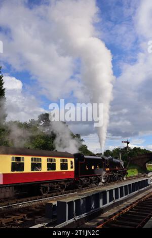 Avec des soupapes de sécurité levant LMS Class 5 No 5428 'Eric Treacy' attend de quitter la gare de Goathland sur le North Yorkshire Moors Railway. Banque D'Images