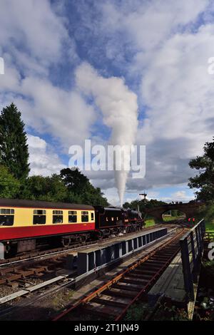 Avec des soupapes de sécurité levant LMS Class 5 No 5428 'Eric Treacy' attend de quitter la gare de Goathland sur le North Yorkshire Moors Railway. Banque D'Images