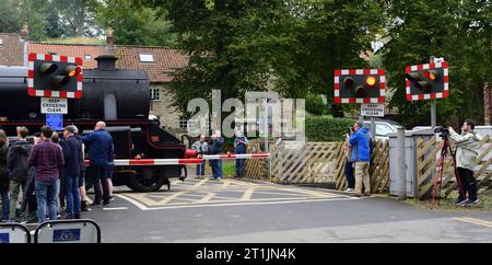 LMS Class 5 No 5428 'Eric Treacy' passe au-dessus du passage à niveau de Pickering sur le North Yorkshire Moors Railway avec un train de marchandises de démonstration. Banque D'Images