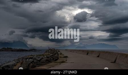 Tempête au-dessus du port de Laukvika, îles Lofoten, juin 2023 Banque D'Images