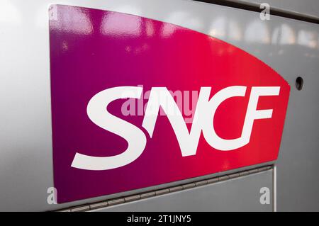 Im Französischen Eisenbahnnetz verkehren Züge der SNCF als staatliche Eisenbahngesellschaft Frankreichs mit Sitz in Saint-Denis und Thalys-Züge einer belgischen Genossenschaft. Paris, 14.10.2023 *** le réseau ferroviaire français est exploité par SNCF trains en tant que compagnie ferroviaire d'Etat française ayant son siège à Saint Denis et Thalys trains d'une coopérative belge Paris, 14 10 2023 Foto:xr.xSchmiegeltx/xFuturexImagex sncf 3009 crédit : Imago/Alamy Live News Banque D'Images