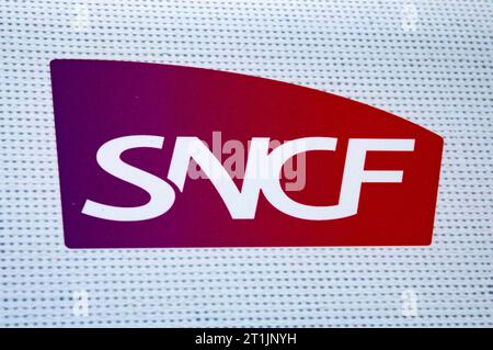 Im Französischen Eisenbahnnetz verkehren Züge der SNCF als staatliche Eisenbahngesellschaft Frankreichs mit Sitz in Saint-Denis und Thalys-Züge einer belgischen Genossenschaft. Paris, 14.10.2023 *** le réseau ferroviaire français est exploité par SNCF trains en tant que compagnie ferroviaire d'Etat française ayant son siège à Saint Denis et Thalys trains d'une coopérative belge Paris, 14 10 2023 Foto:xr.xSchmiegeltx/xFuturexImagex sncf 3006 crédit : Imago/Alamy Live News Banque D'Images