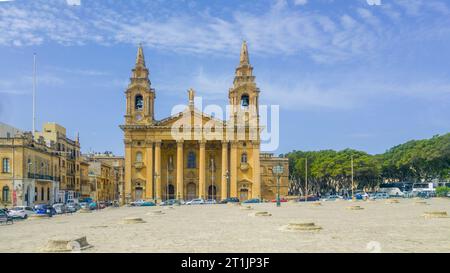 Floriana, Malte - 26 avril 2018 : Église paroissiale Saint Publius connue sous le nom d'Église paroissiale Floriana. Au premier plan sont les greniers en dalles de pierre. Banque D'Images