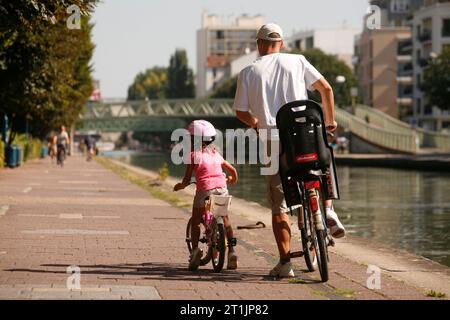 Vélo le long du Canal d'Ourcq, à Paris près de la Cité de la Villette..16 septembre 2012..Photographie d'Owen Franken pour le NY Times Banque D'Images