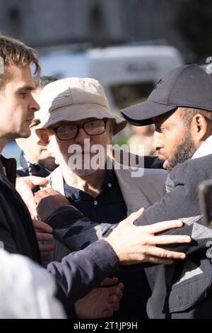 Westminster, Londres, Royaume-Uni. 14 octobre 2023. Des groupes opposés manifestent dans le centre de Londres en réponse à la crise actuelle entre Israël et le Hamas à Gaza. Jeremy Corbyn, ancien chef du parti travailliste, s'est adressé aux milliers de personnes rassemblées et a été étreint par ceux qui soutenaient la cause palestinienne alors qu'il partait. Crédit : Newspics UK London/Alamy Live News Banque D'Images