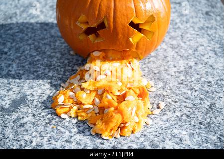 Drôle selfmade Puking sculpté visage de citrouille pour la décoration d'Halloween DIY Banque D'Images