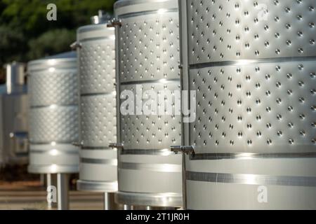 Cuves industrielles de stockage de vin, extérieur d'une cave à vin. - photo stock Banque D'Images