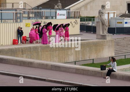 Modèles se préparant pour une séance photo au Trocadéro, Paris, France Banque D'Images