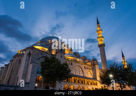 La belle mosquée Suleymaniye s'illumine la nuit, Istanbul, Turquie Banque D'Images