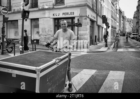 Vendeur de rue au Marais, Paris, France Banque D'Images