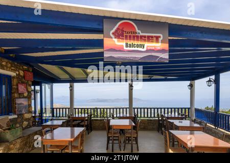 Kos, Grèce - 9 mai 2023 : Taverne avec balcon au coucher du soleil dans le village de Zia sur l'île de Kos en Grèce Banque D'Images