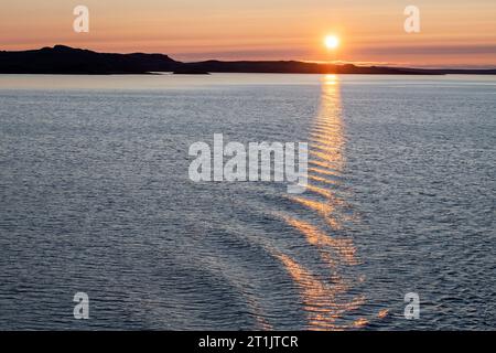 Canada, Nunavut, passage du Nord-Ouest, transitant par le détroit de Bellot au lever du soleil. Banque D'Images