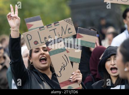 14 octobre 2023, Hesse, Francfort-sur-le-main : des femmes crient des slogans lors de la manifestation pro-palestinienne à Francfort-sur-le-main. Le rassemblement est accompagné d'une présence massive de la police. Photo : Boris Roessler/dpa Banque D'Images