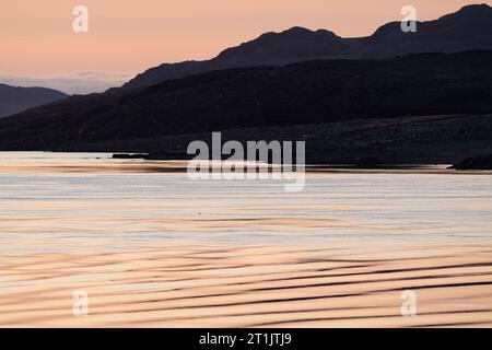 Canada, Nunavut, passage du Nord-Ouest, transitant par le détroit de Bellot au lever du soleil. Banque D'Images