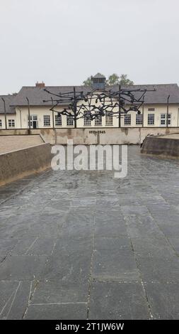 NOTER LA DATE NON INDIQUÉE caractéristique/symbole : KZ-Gedenkstätte Dachau 07/23 babs Die KZ-Gedenkstätte Dachau im Juli 2023 Deutschland Bayern deutsch deutsches deutsche Geschichte Konzentrationslager KL Nationalsozialismus NS-Zeit Appellplatz und Das internationale Mahnmal von Nandor Glid Skulptur Camp de concentration allemand hoch *** symbole Mémorial Dachau Camp de concentration Memorial Dachau 07 23 babs en juillet 2023 Allemagne Bavière Allemagne Histoire allemande camp de concentration KL National socialisme NS Time roll call Square et le Mémorial international de Nandor Glid sculpture g Banque D'Images