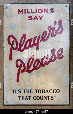 Vintage émail signe de publicité des joueurs de tabac, avec slogan millions Say Player's Please, c'est le tabac qui compte Banque D'Images