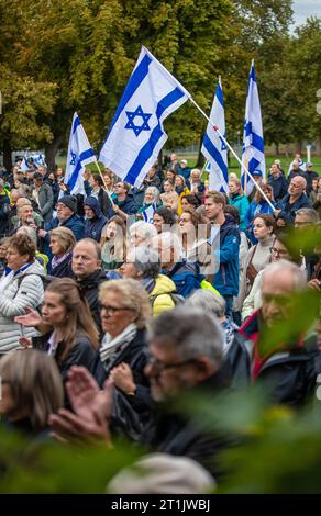 Stuttgart, Allemagne. 14 octobre 2023. De nombreuses personnes participent à un « Grand événement de solidarité pour Israël » dans le jardin du château supérieur. Après l'attaque terroriste du Hamas contre Israël, il y a eu de nombreuses réactions dans toute l'Allemagne. Crédit : Christoph Schmidt/dpa/Alamy Live News Banque D'Images