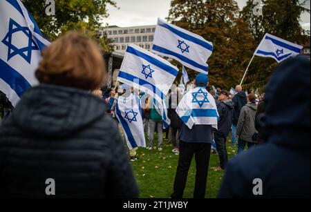 Stuttgart, Allemagne. 14 octobre 2023. De nombreuses personnes participent à un « Grand événement de solidarité pour Israël » dans le jardin du château supérieur. Après l'attaque terroriste du Hamas contre Israël, il y a eu de nombreuses réactions dans toute l'Allemagne. Crédit : Christoph Schmidt/dpa/Alamy Live News Banque D'Images