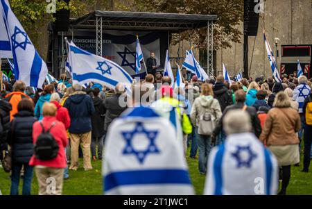 Stuttgart, Allemagne. 14 octobre 2023. De nombreuses personnes participent à un « Grand événement de solidarité pour Israël » dans le jardin du château supérieur. Après l'attaque terroriste du Hamas contre Israël, il y a eu de nombreuses réactions dans toute l'Allemagne. Crédit : Christoph Schmidt/dpa/Alamy Live News Banque D'Images