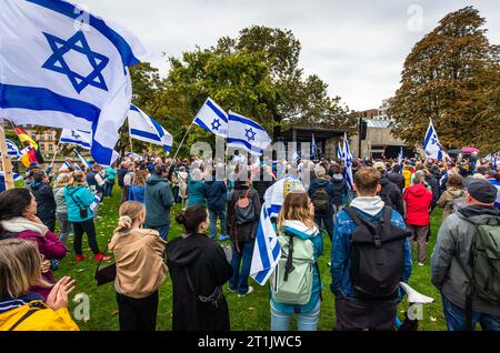 Stuttgart, Allemagne. 14 octobre 2023. De nombreuses personnes participent à un « Grand événement de solidarité pour Israël » dans le jardin du château supérieur. Après l'attaque terroriste du Hamas contre Israël, il y a eu de nombreuses réactions dans toute l'Allemagne. Crédit : Christoph Schmidt/dpa/Alamy Live News Banque D'Images