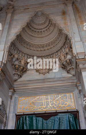 Porte d'entrée décorée de la mosquée Nuruosmaniye à Istanbul, Turquie Banque D'Images